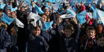 El Du00eda de la Bandera es una de las jornadas conmemorativas afectadas por el decreto presidencial.