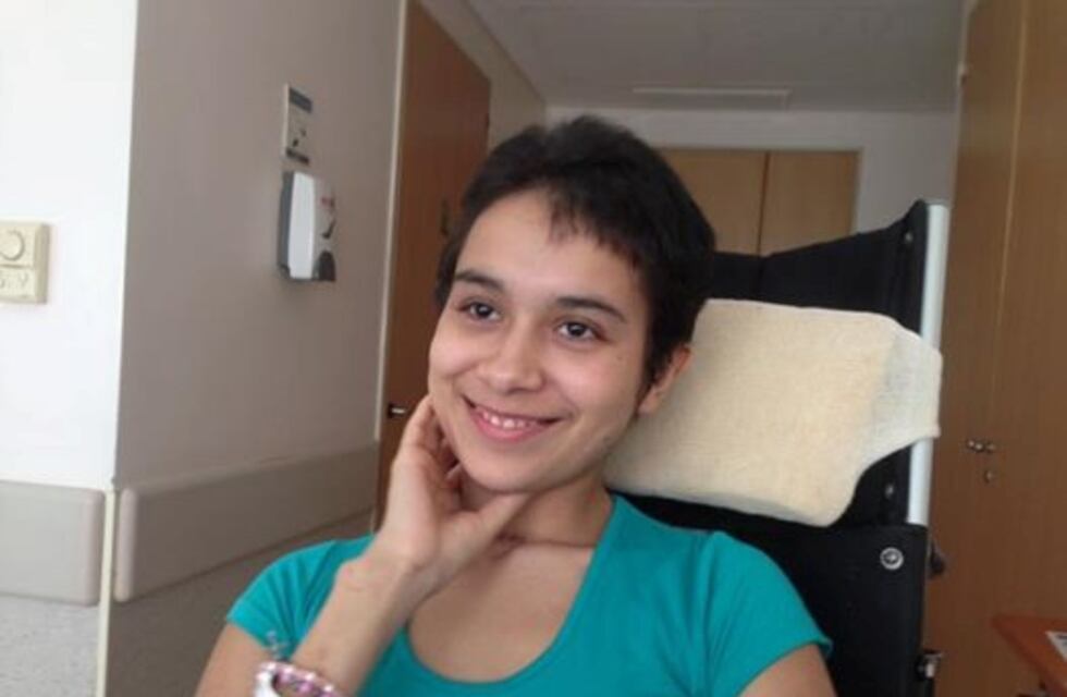 Cayó del balcón de un hotel, la causa se cerró y ahora acusa a un concejal