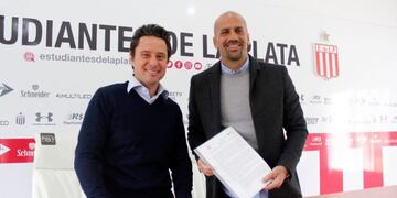 El Presidente del Club Juan Sebastián Verón y el Director General de Cultura y Educación, Gabriel Sánchez Zinny (web)