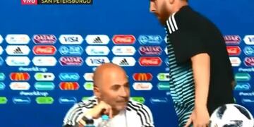 Lionel Messi abandonó la conferencia de prensa antes que Jorge Sampaoli y despertó todo tipo de rumores sobre la relación entre ambos\u002E