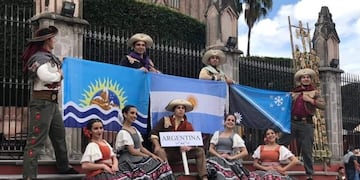 Bailarines de Santa Cruz en el Festival de Folclore en México