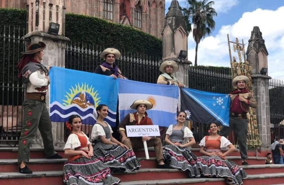 Bailarines de Santa Cruz en el Festival de Folclore en México