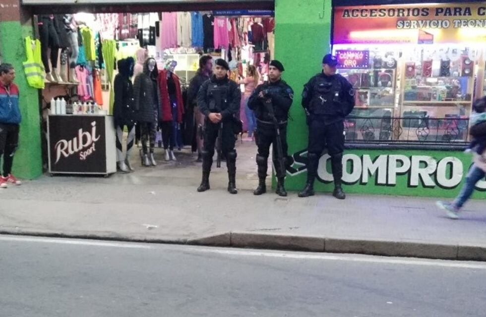 Allanan ocho locales que venderían celulares robados