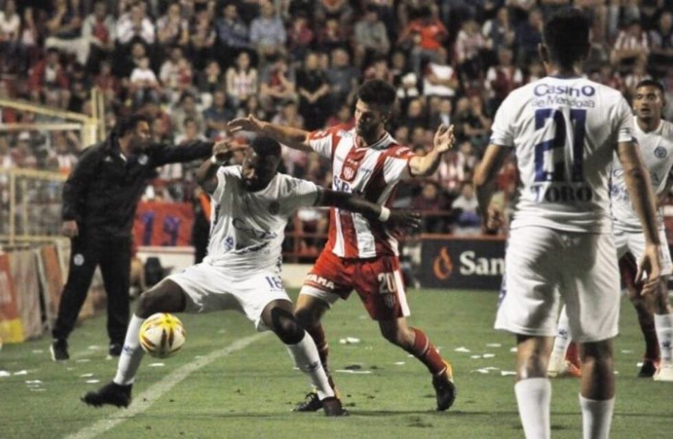 Unión fue goleado 3 a 0 por Godoy Cruz y se quedó sin punta