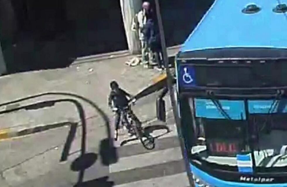 Revelaron el video del momento en que un colectivo arrolló a un nene en bici