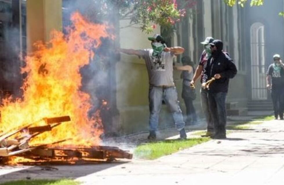 Nuevo enfrentamiento entre estatales y la policía en Neuquén