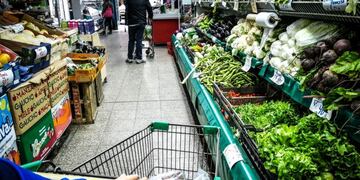 AME648\u002E BUENOS AIRES (ARGENTINA), 16/10/2019\u002E- Una persona compra verduras en un mercado este miércoles, día en el que se conoce el nuevo indicie de inflación correspondiente al mes de septiembre en Buenos Aires (Argentina)\u002E Los precios al consumidor en Argentina aumentaron en septiembre pasado un 53,5 % respecto al mismo mes del año pasado, informó el Instituto Nacional de Estadística y Censos (Indec)\u002E EFE/Juan Ignacio Roncoroni