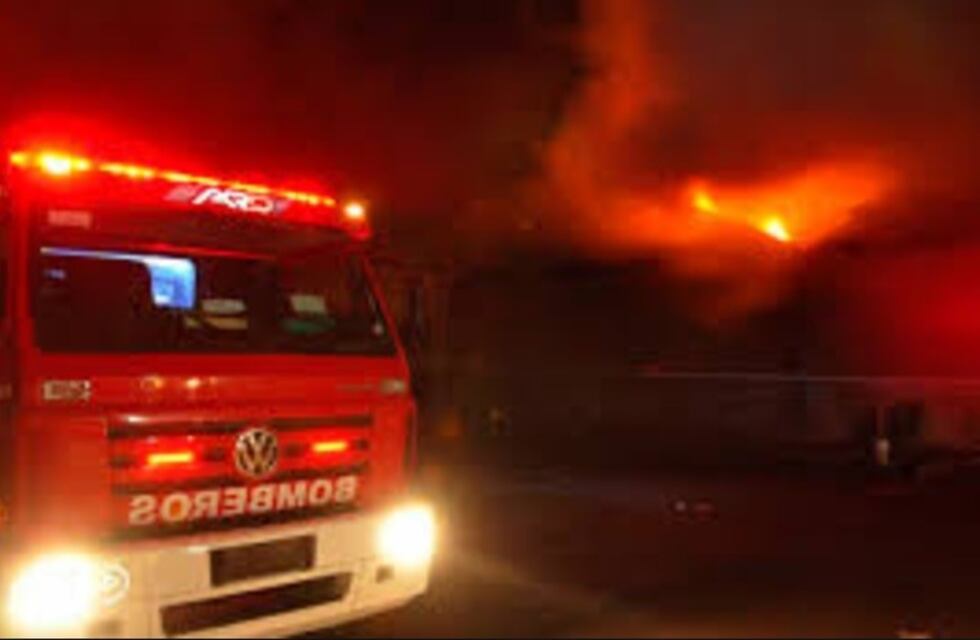 Un incendio consumió gran parte de una fábrica de cemento