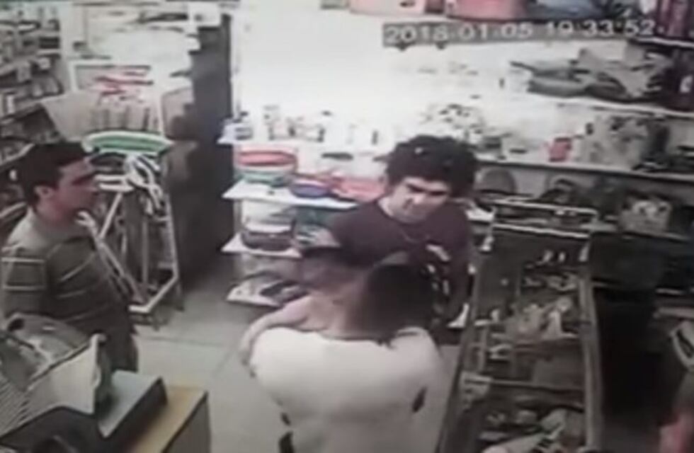 Escándalo: un hombre le pegó a un bebe en un local comercial