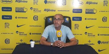 Paolo Montero en conferencia de prensa en Arroyo Seco