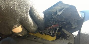 Cocaína oculta en el torpedo de un auto\u002E