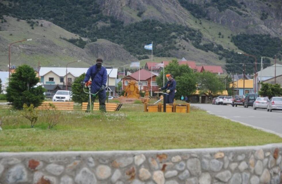 Realizan mantenimiento de los espacios verdes