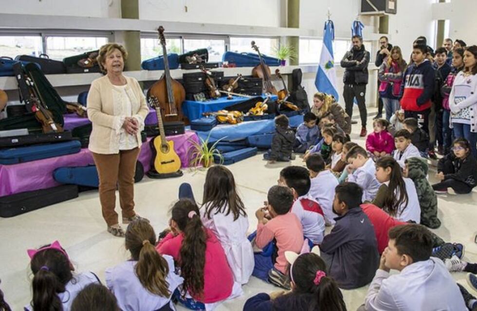 Entregaron instrumentos para la Orquesta de Cuerdas en las Escuelas "i"