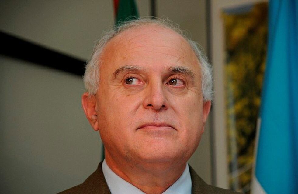 El gobernador reveló cómo fue el curioso accidente sufrido en su casa que derivó en la cirugía