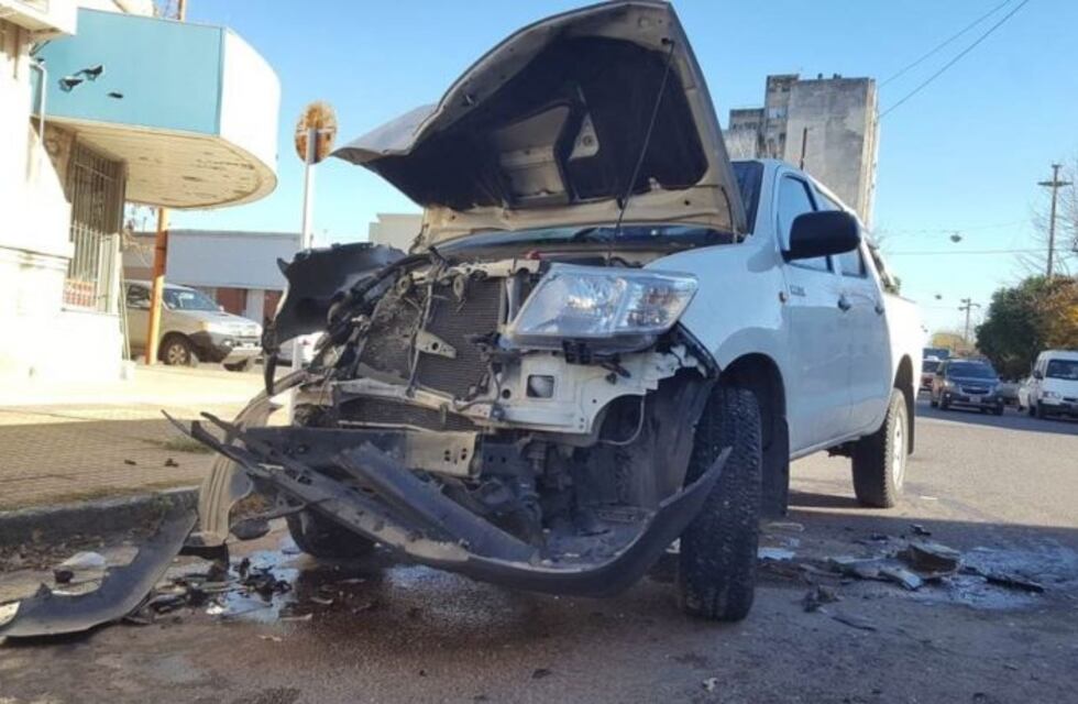 Una camioneta chocó contra un colectivo y quedó destrozada