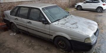 El Ford Galaxy que fue dejado en la playa de estacionamiento y que generó una cuantiosa deuda\u002E