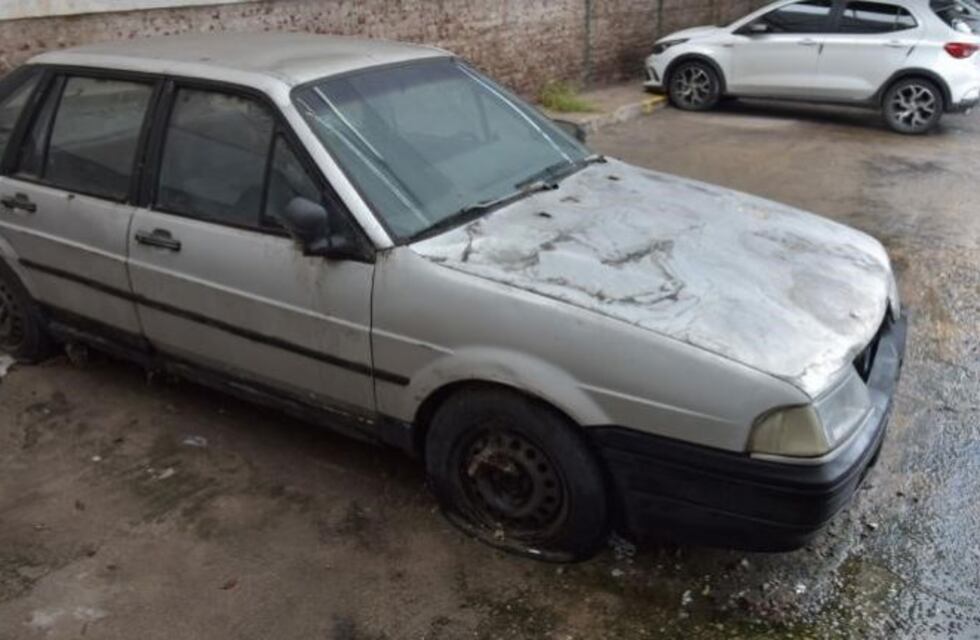 Apareció otro auto con una deuda abultada en una playa: $ 105 mil