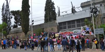 Organizaciones sociales aguardaron a las puertas de la Legislatura de Jujuy\u002E