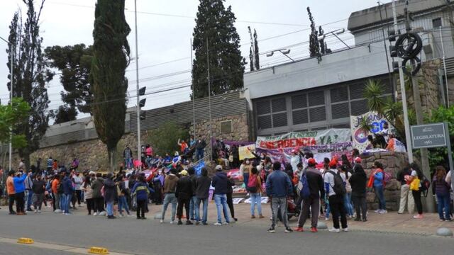 Organizaciones sociales aguardaron a las puertas de la Legislatura de Jujuy\u002E