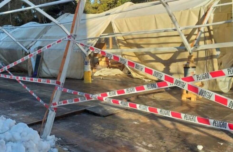 Se derrumbó la estructura de la globa de artesanos en el Centro Cívico