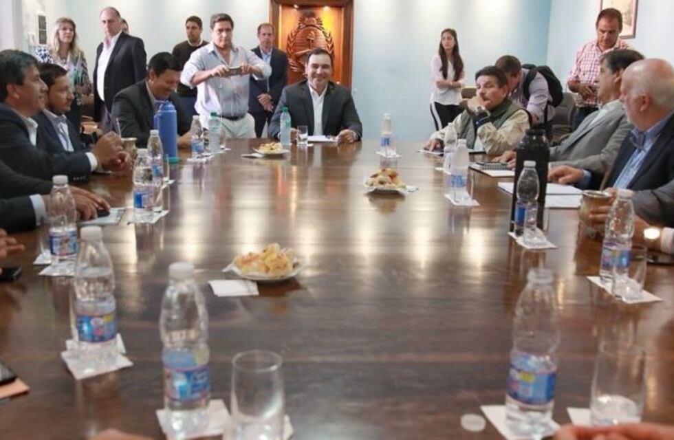 El Gobernador recibe a los intendentes peronistas y luego se reúne con Macri