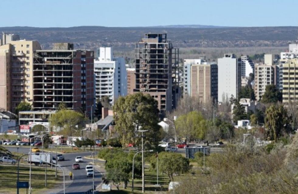 El video de una fuerte discusión entre un taxista y un ciclista en pleno centro neuquino