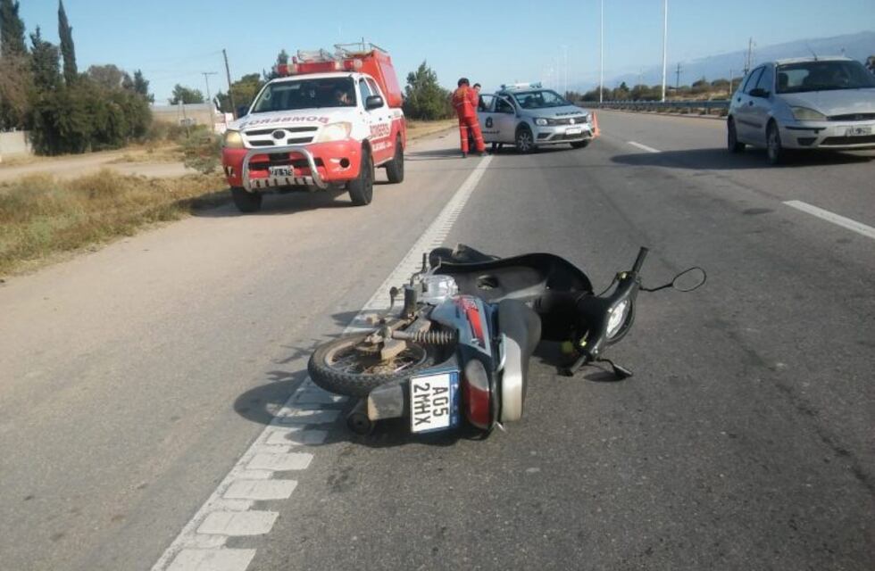 Tras perder el control, un motociclista cae y está en grave estado