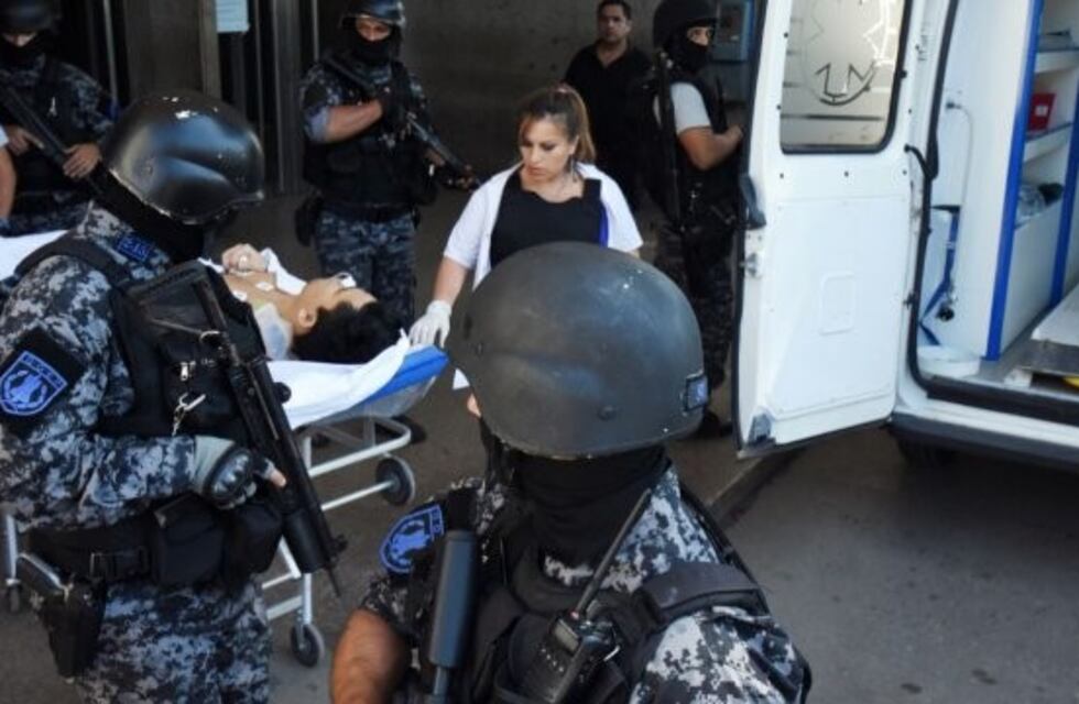 Con un fuerte operativo de seguridad fue trasladado "Macaco" Muñoz al hospital Cullen
