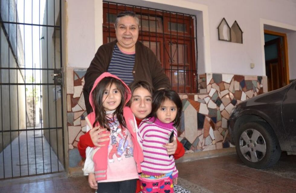 Pequeña heroína: su casa se incendiaba y rescató a su familia