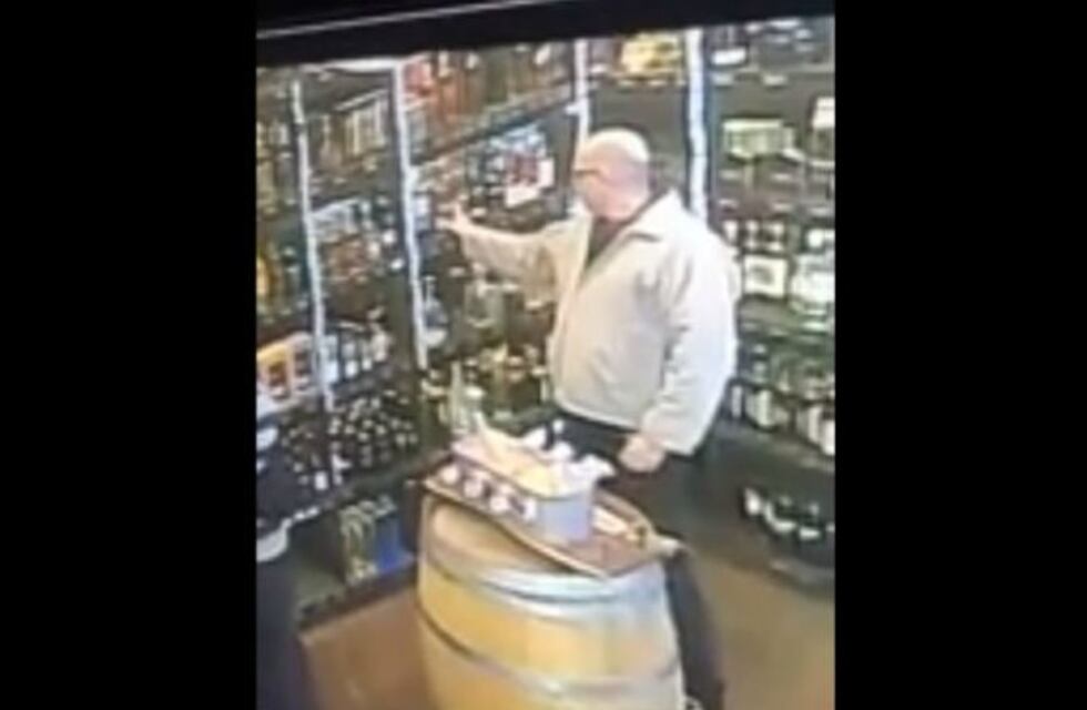 Buscan a un hombre que robó un whisky de una licorería en Córdoba