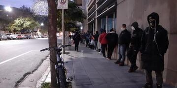 Largas filas en el Correo Argentino para cobrar el Ingreso Familiar de Emergencia /Foto FM Aries/\u002E