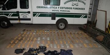 La droga y objetos personales encontrados en el vehículo del policía\u002E