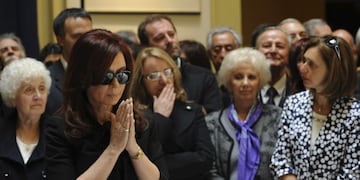 cristina fernandez de kirchner ofelia wilhelm estela de carlotto carloto alicia kirchner fallecimiento expresidente kirchner\r\n\r\n\r\n** FOR USE AS DESIRED, YEAR END PHOTOS ** FILE -In this Oct\u002E 28, 2010 file photo released by Argentina Presidency, Argentina's President Cristina Fernandez, left, gestures next to the coffin with the remains of her husband, former President Nestor Kirchner, at the government palace in Buenos Aires, Argentina\u002E (AP Photo/Argentina's Presidency, File) buenos aires cristina fernandez de kirchner ofelia wilhelm estela de carlotto carloto alicia kirchner velorio del expresidente de la nacion fallecimiento expresidente kirchner