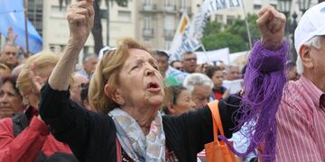 BUENOS AIRES (ARGENTINA), 18/12/2018\u002E- Jubilados se concentran hoy, martes 18 de diciembre de 2018, frente a la sede de la Corte Suprema de Buenos Aires (Argentina), para reivindicar una mejora en sus pensiones, durante una jornada marcada por la resolución del alto tribunal sobre el índice aplicable para la actualización de las jubilaciones\u002E La Corte Suprema de Justicia de Argentina resolvió hoy sobre el índice que debe aplicarse para la actualización de las jubilaciones, lo que sienta un criterio que deberá ser aplicado a las causas judiciales en trámite y que es adverso a lo establecido por el organismo de la seguridad social\u002E EFE/ Aitor Pereira\u002E buenos aires marcha manifestacion