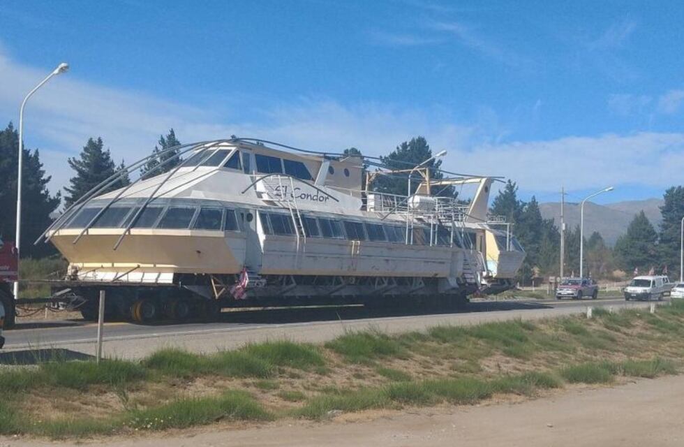 Fuerte operativo en la ruta 40 por el traslado del catamarán El Cóndor