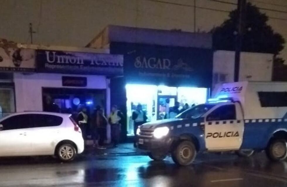 Casi lo asfixian para robarle pero un cliente llegó y lo salvó