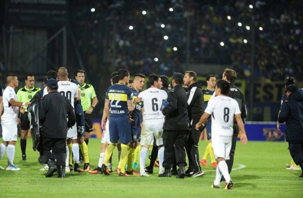 Con un arbitraje polémico, se suspendió el amistoso entre Boca y Olimpia que terminó en empate