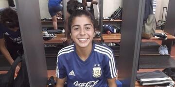 Camila Zárate con ropa de la Selección Nacional