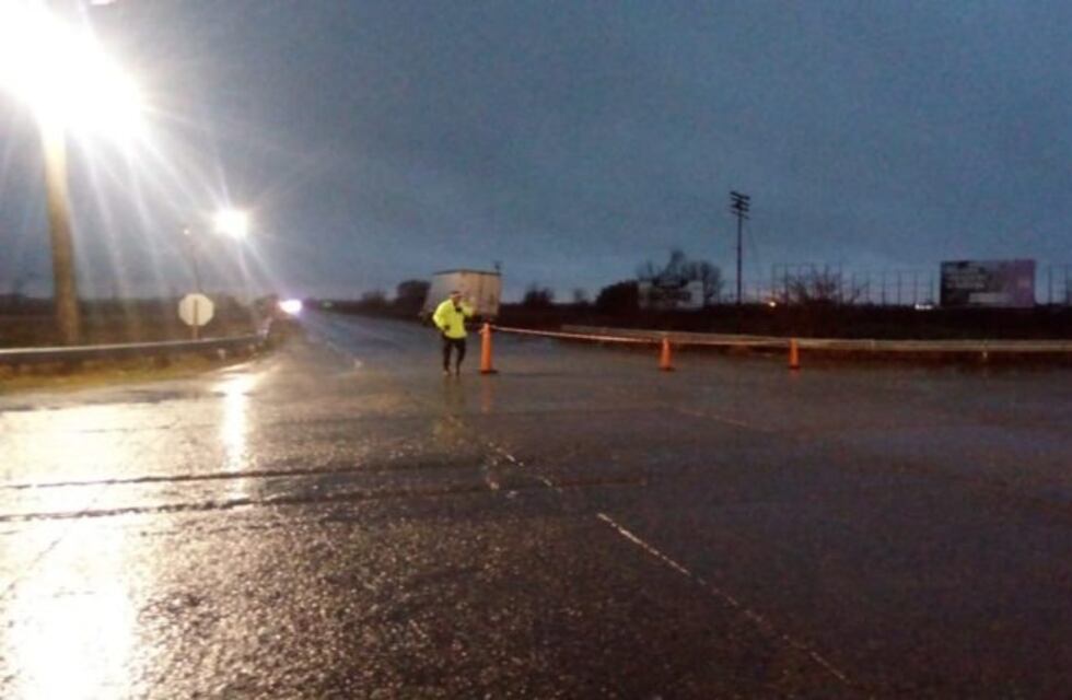 Un motociclista falleció a primera hora tras chocar con un camión cerca de la ruta A012