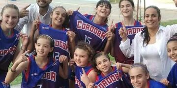 Antonella (con el número 7), en una categoría menor pero se destaca en la Selección Sub 13 de Córdoba\u002E