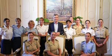 Mauricio Macri recibió a mujeres de las Fuerzas Armadas en Casa Rosada\u002E (Presidencia de la Nación)