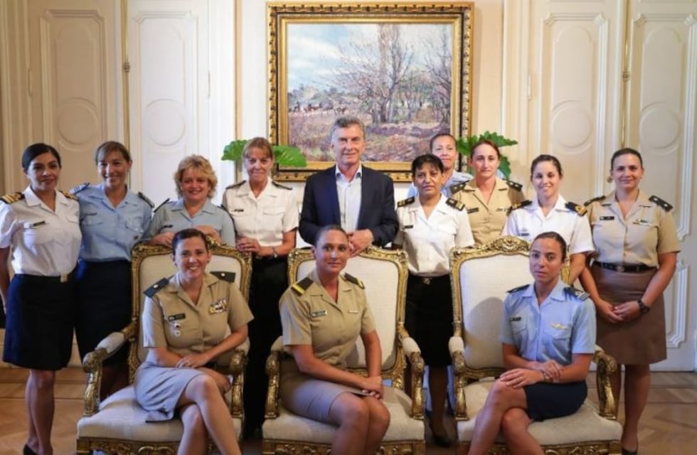 Mauricio Macri recibió a mujeres de las Fuerzas Armadas en Casa Rosada