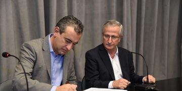 Pablo Javkin y Osvaldo Miatello firmaron este lunes el convenio que articula el nuevo esquema de subsidios\u002E (Prensa Municipio)