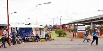 La Justicia les dio un ultimátum a los maleteros que bloquean el acceso a la Terminal de Posadas\u002E (Foto: El Territorio)