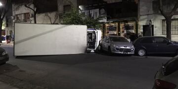 Un camión volcó y chocó a tres autos estacionados en Caballito\u002E