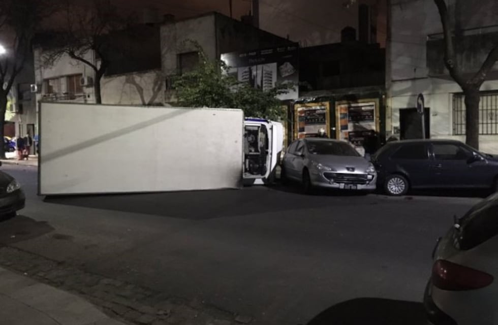 Choque múltiple y espectacular vuelco de un camión en Caballito