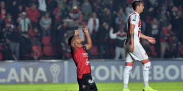 AME7098\u002E SANTA FE (ARGENTINA), 28/05/2019\u002E- Gabriel Esparza (i) de Colon de Santa Fe festeja su gol este martes, durante el partido de vuelta por la segunda fase de la Copa Sudamericana, entre el Colon de Santa Fe de Argentina y River Plate de Uruguay, en el estadio Brigadier General Estanislao López de la ciudad de Santa Fe (Argentina)\u002E EFE/ Javier Escobar