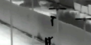 El impactante video de cómo lanzan a sus hijos por encima de la frontera con EE.UU.