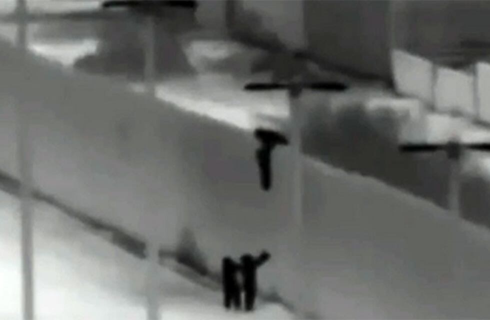 El impactante video de cómo lanzan a sus hijos por encima de la frontera con EE.UU.