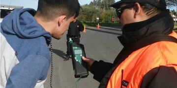 Control de alcoholemia en un operativo de tránsito de la Municipalidad de Rosario\u002E (@DGTRosario)